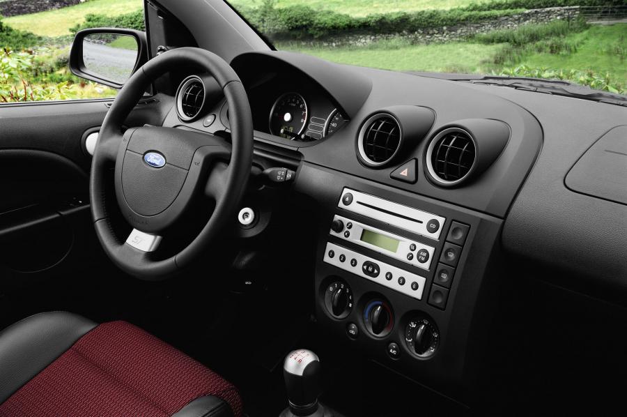  Ford Fiesta ST 2005 года  (фото 21 из 57)